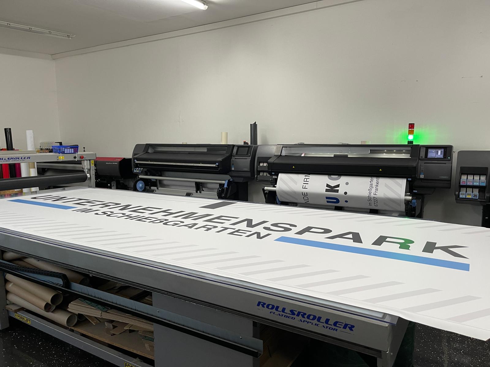 Großformatdrucker in unserer Produktionshalle – Media WebConcept, Waldsee bei Speyer